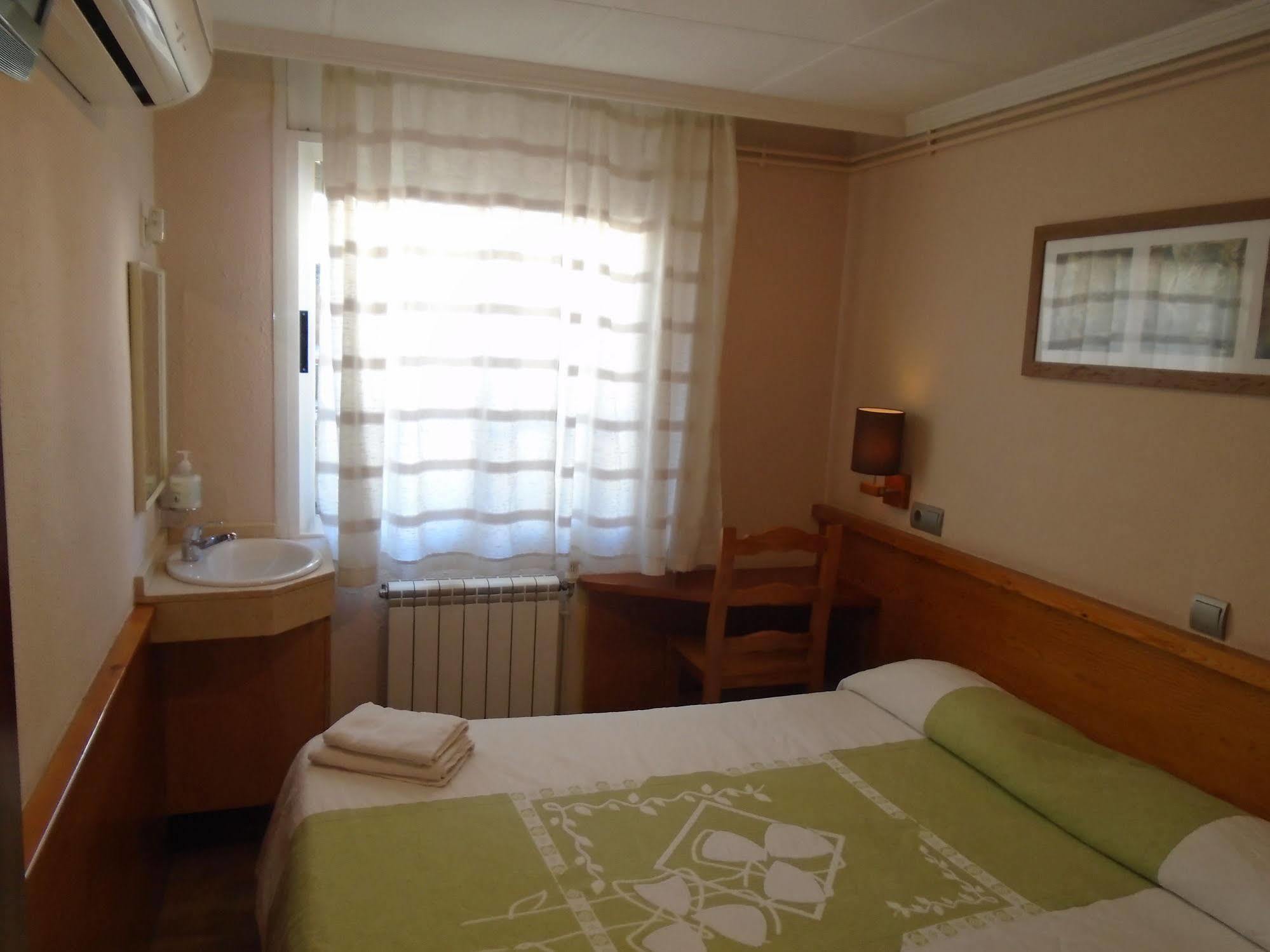 Hostal Fonda Galicia Cardedeu Exterior foto